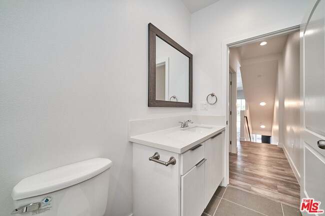 Building Photo - 603 W 41st Pl