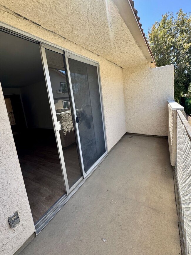 Building Photo - Spacious 2 Bedroom 2 Bath Condo