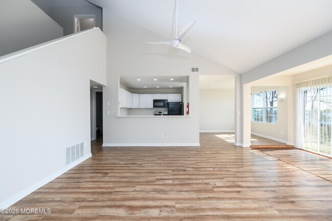 Building Photo - 222 Waters Edge Dr