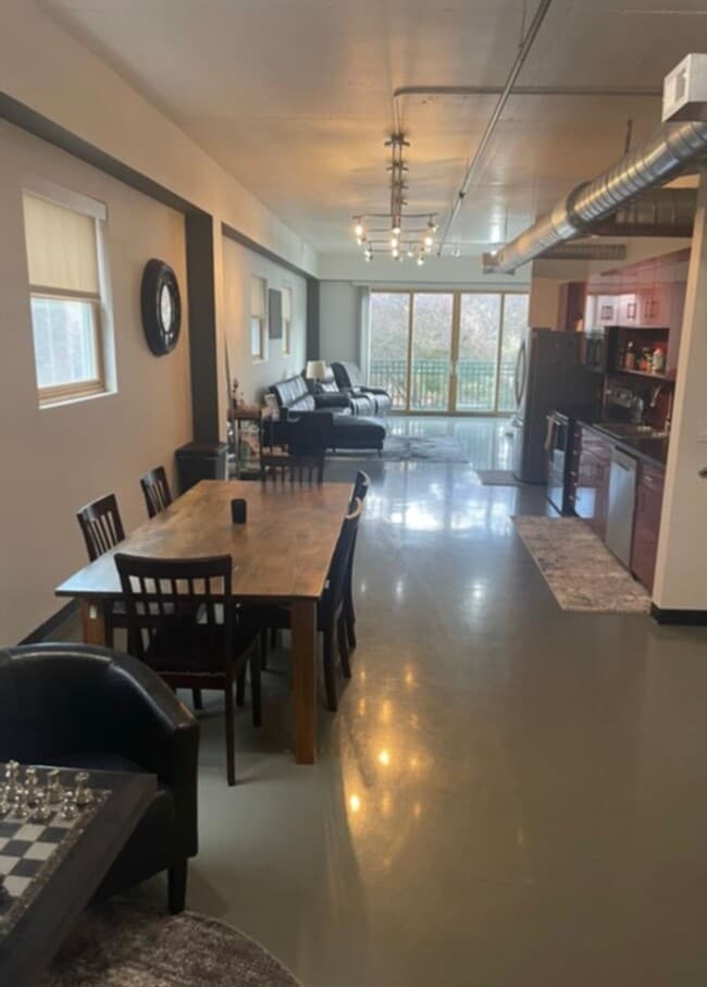 Building Photo - COMING SOON Beautiful 2BR , 2BA 2nd floor ...