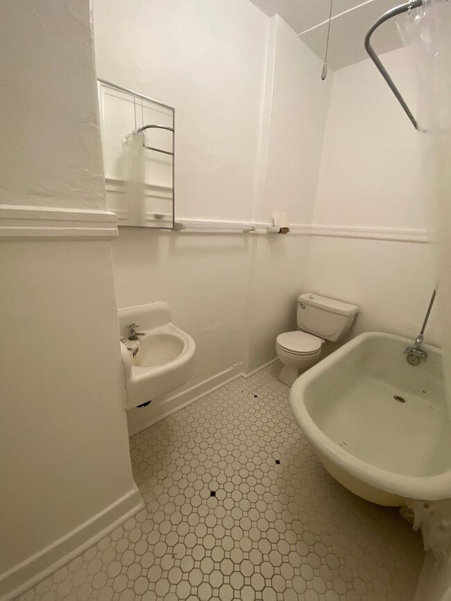 Building Photo - Cute CORNER 1 BR- high ceilings, clawfoot tub, up to 3 pets! NEW SPECIALS!