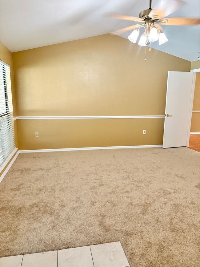 Building Photo - Pool Home in Desired SE Ocala