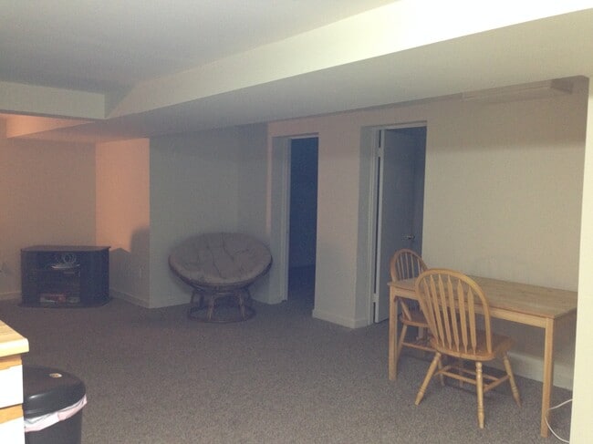 Building Photo - 922 Montgomery Ave