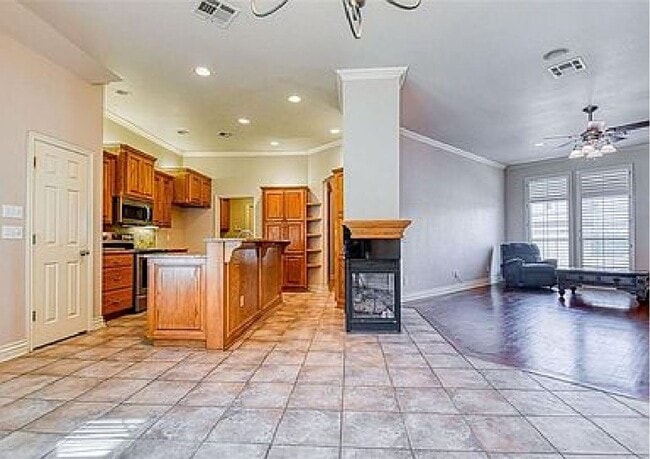 Building Photo - Gated Community! No Lawn Care!! Beautiful ...