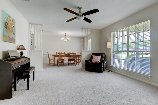 Building Photo - Spacious home on 1/3 of an acre w/ BONUS F...