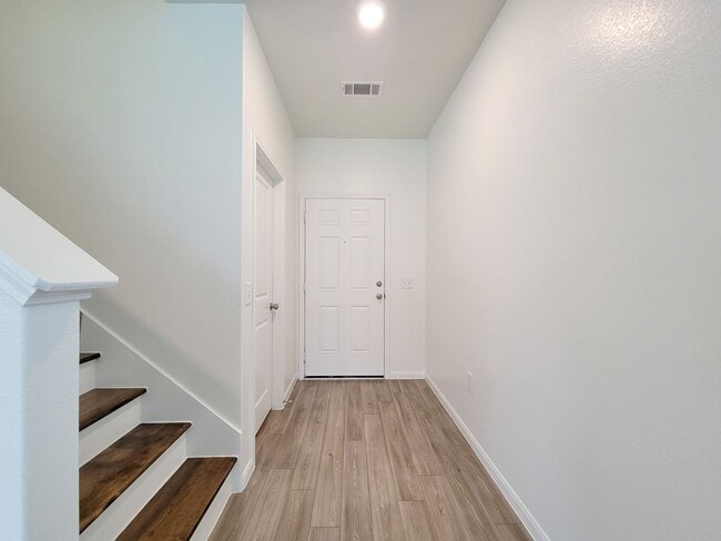Building Photo - Beautiful 4 bedroom 2.5 bath home with gra...