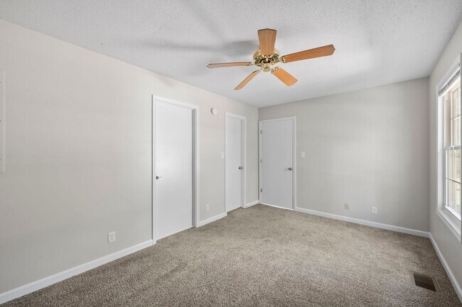 Building Photo - Cozy Charm Meets Modern Touches in Oak Grove