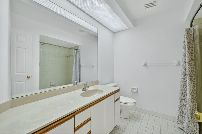Building Photo - 6101 SE Landing Way