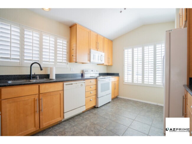 Building Photo - Stylish 3/2 Glendale House - Vaulted Ceili...