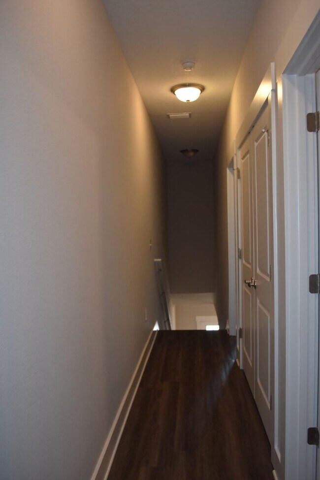 Building Photo - Available June 1 Three Bedroom Townhouse a...