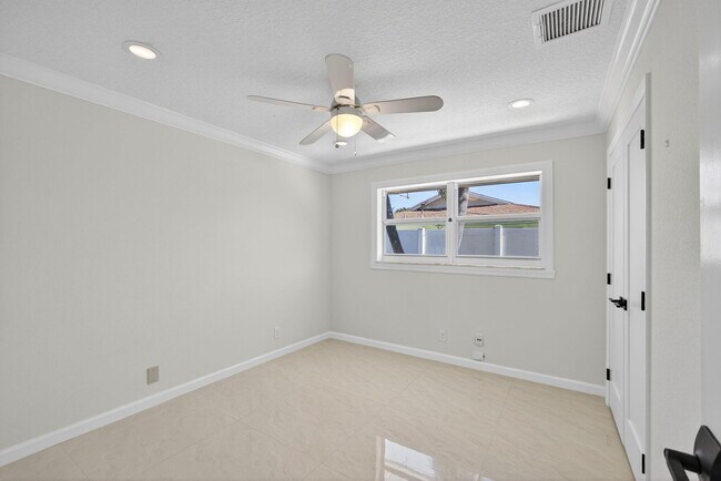 Building Photo - 15 River Dr