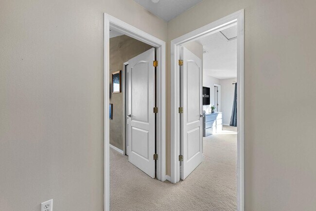 Building Photo - 453 Scrub Jay Way