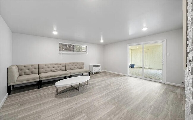 Building Photo - 5729 Abby Dr