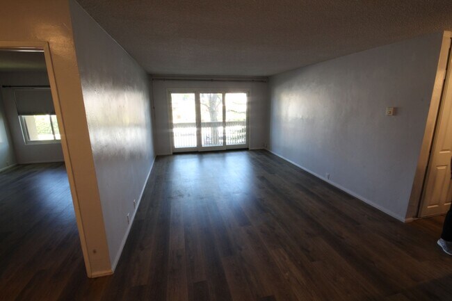 Building Photo - Large 2-bedroom condo at the Plaza Condos in Pacific Beach