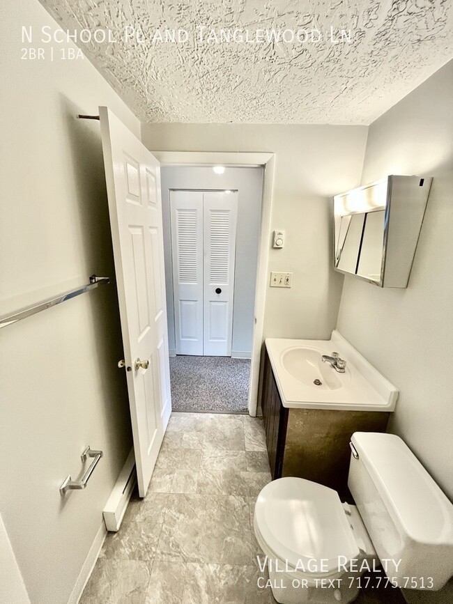 Building Photo - Top Floor! Roomy 2-Bed with A/C & Off-Stre...