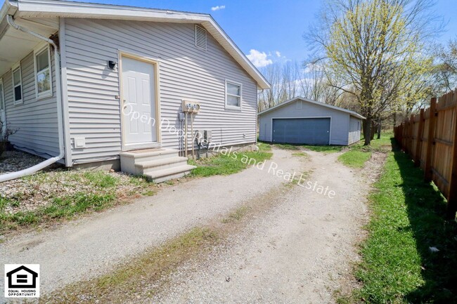 Building Photo - Now available 2 bedroom unit!