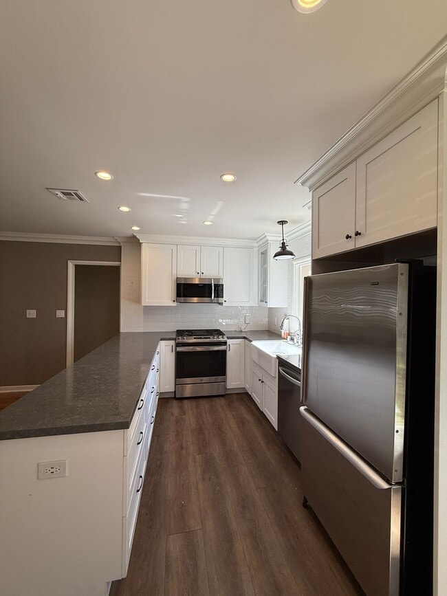 Building Photo - Beautiful, Ranch-Style, 4 Bedroom, 2 Bathroom Northridge Home Available For 1 Year Lease