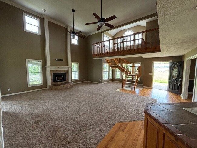 Building Photo - Large 3-Bedroom, 2-Bathroom Country Living Home In Tontitown!