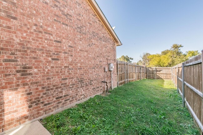 Building Photo - Newly Remolded in Lakewood-walking distance to the lake