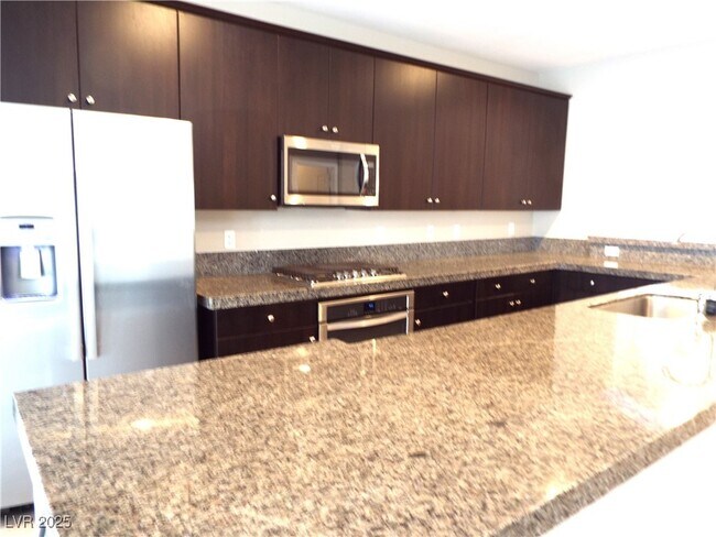 Building Photo - 387 Ambitious St