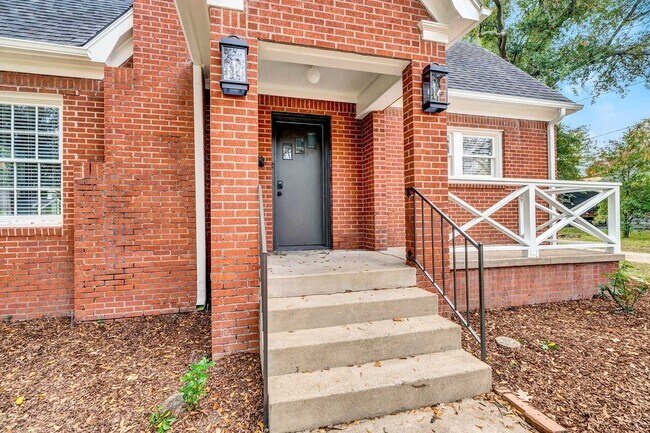 Building Photo - 606 W Dobbs St