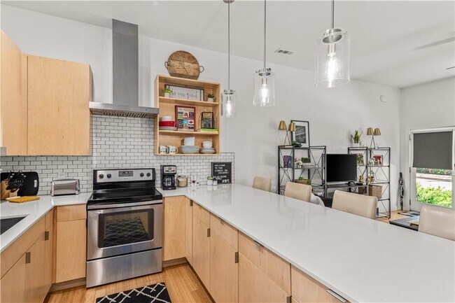 Building Photo - 352 W 5th St