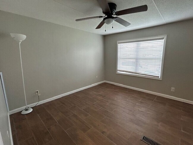 Building Photo - Country Living in Lowndes county