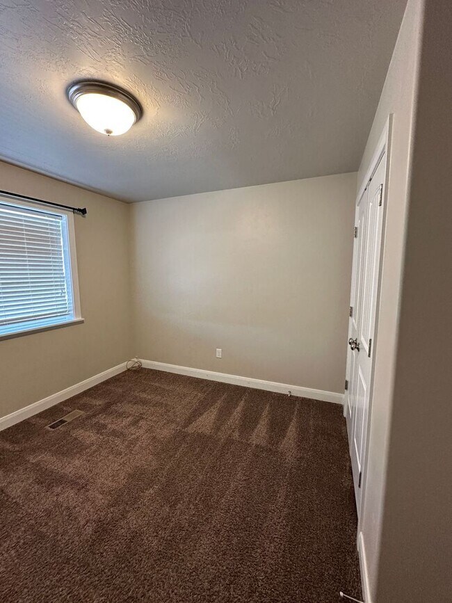 Building Photo - Charming Townhome