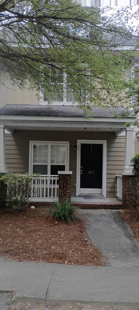 Building Photo - Lovely Townhome in Southeast Columbia