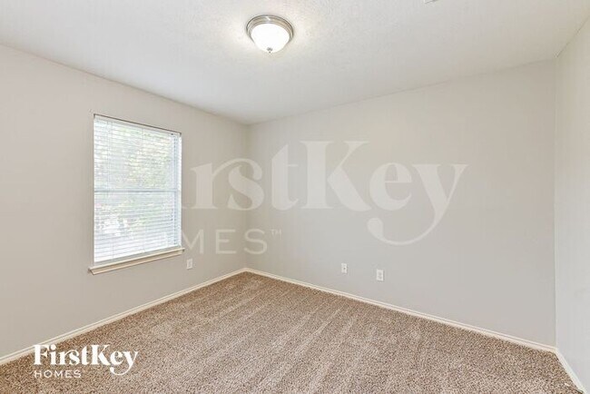 Building Photo - 18402 Wolf Creek Tr