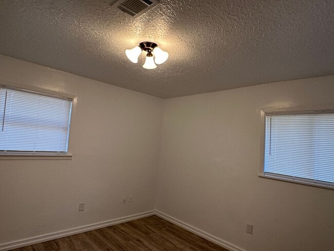 Building Photo - 3127 Fleetwood Dr