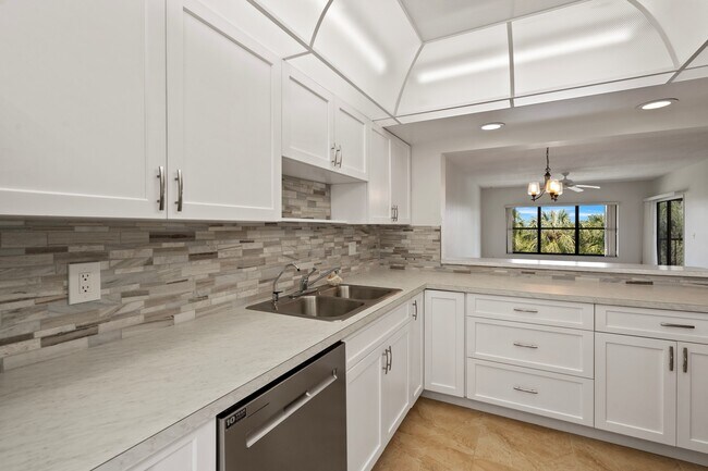 Building Photo - 6165 S Mirror Lake Dr