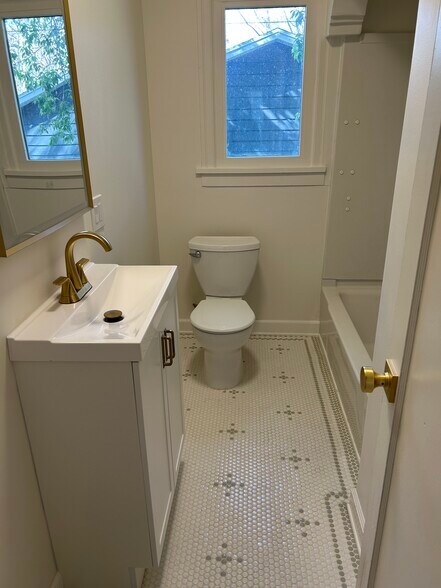 Building Photo - 2425 Van Buren Ave