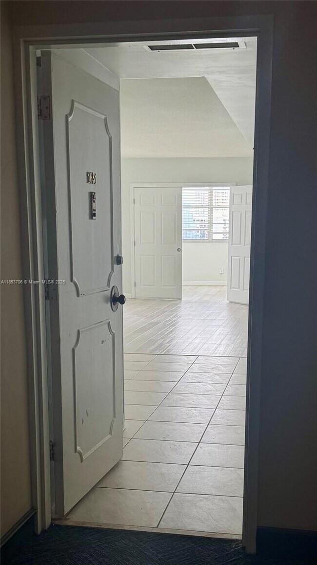 Building Photo - 905 Brickell Bay Dr