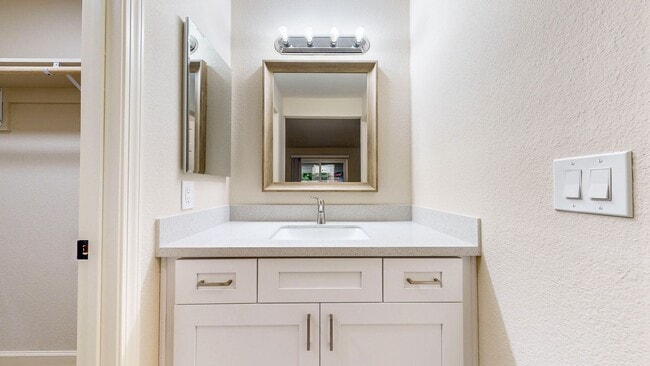 Building Photo - Meticulously Maintained Four Bedroom Singl...