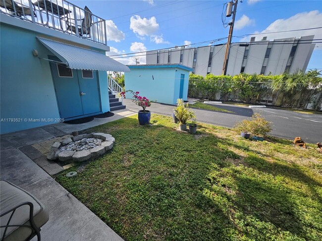 Building Photo - 733 NW 30th Ct