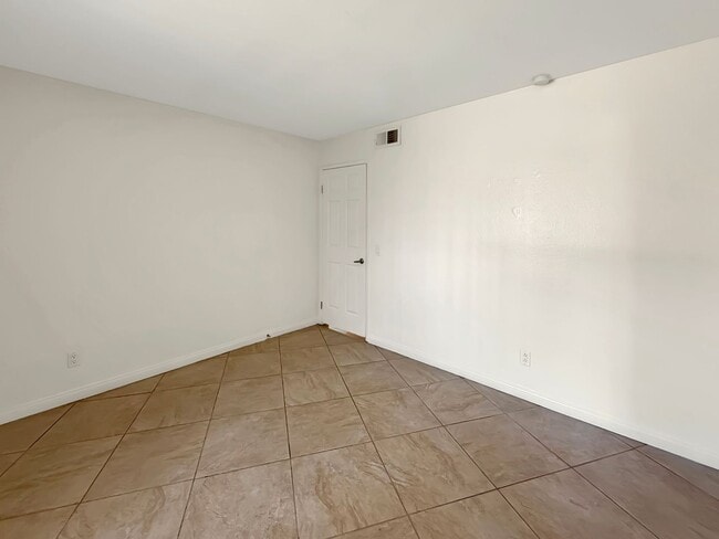 Building Photo - Spacious 3BR/2BA Condo in Rancho San Diego...