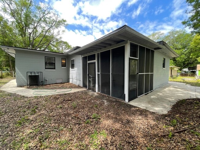 Building Photo - **4/2 Single Family home Available Now!!**