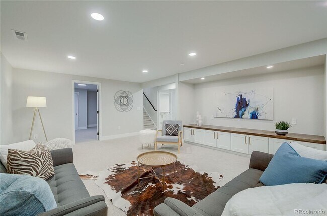 Building Photo - 5 Bedroom 3 Bathroom in Denver's Southmoor...