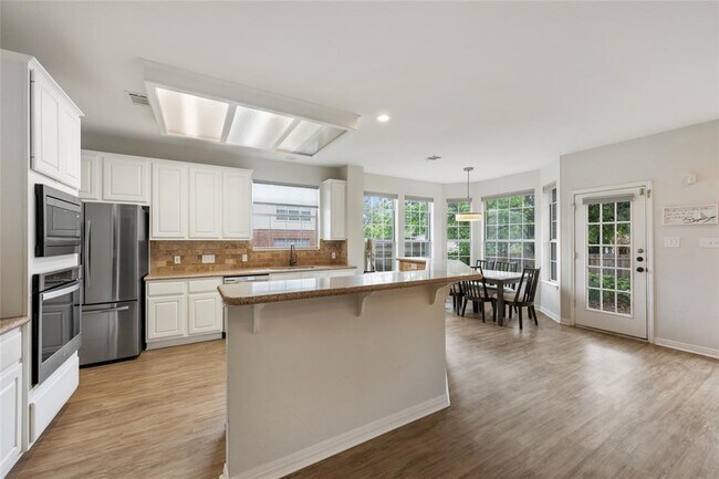 Building Photo - 2045 St Andrews Dr