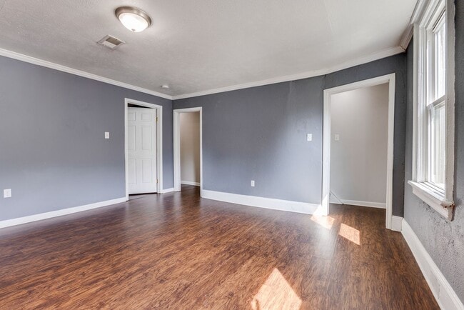 Building Photo - Available NOW - Spacious 6 Bedroom, 2 FULL Bath Home Located in South Side Slopes!