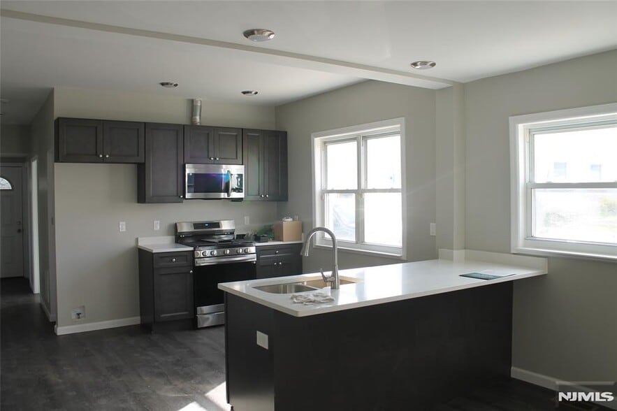 Building Photo - 519 Roosevelt Ave