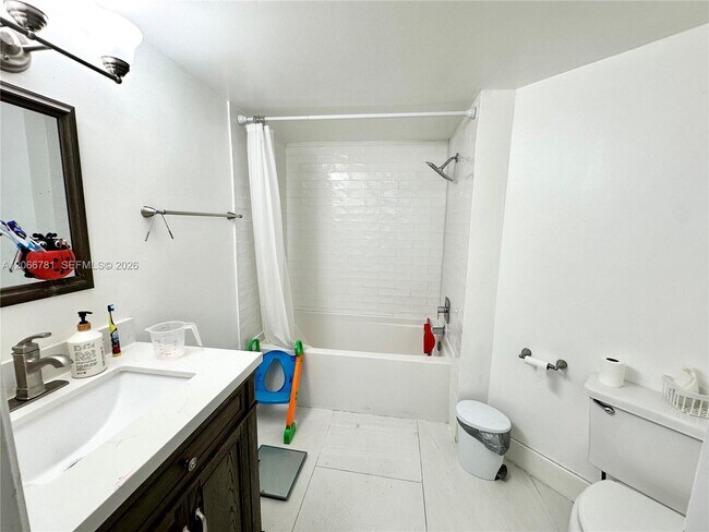 Building Photo - 9427 Fontainebleau Blvd