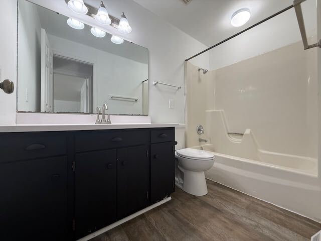 Building Photo - Large Duplex in North Peoria