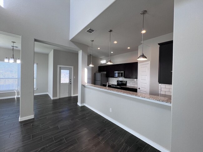 Building Photo - Beautiful Townhouse in New Braunfels!