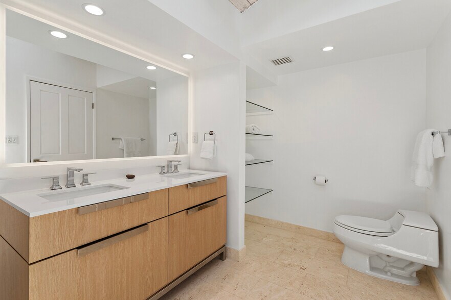 Building Photo - 3933 Mandeville Canyon Rd
