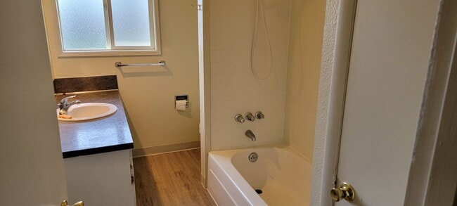 Building Photo - CUTE SINGLE LEVEL DUPLEX - CASCADE PARK