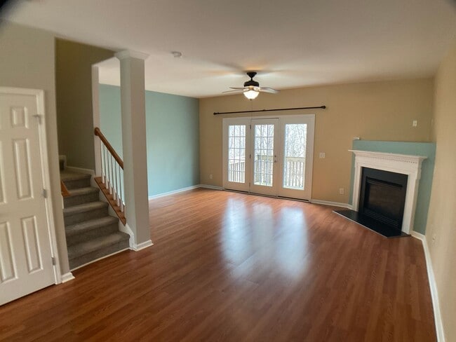 Building Photo - 3 Bed, 3.5 Bath Townhome with Garage!