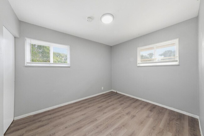 Building Photo - 237 Grampian Rd