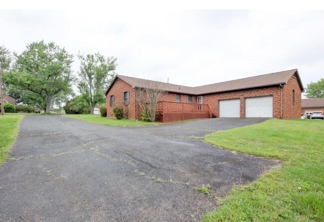 Building Photo - Freshly Renovated Home on Large Lot – Read...